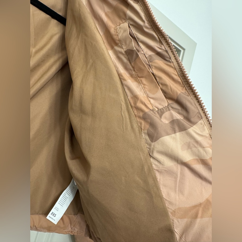Fabletics Cloudshell Cropped Puffer Jacket XXS Beige Camo - Picture 6 of 15